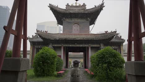 Hermosa-Lluvia-En-Cámara-Lenta-Cayendo-Sobre-Un-Templo-Mongolia